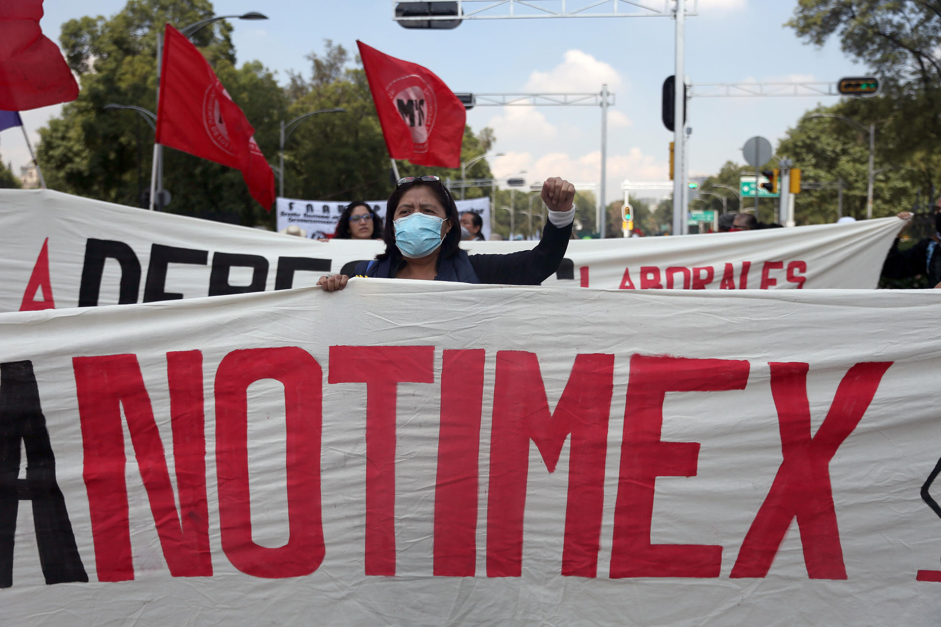 Fotografía de archivo fechada el 1 de septiembre de 2020 de trabajadores de la agencia de noticias del estado mexicano Notimex, durante una manifestación en Ciudad de México (México). EFE/ Sáshenka Gutiérrez
