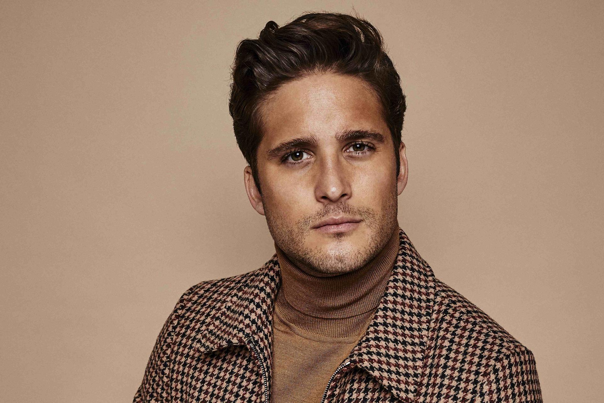 Fotografía cedida por Leigh Keily donde aparece el actor mexicano Diego Boneta quien será el protagonista de la presentación de la máquina Game Ball Experience de AT&T, de 20 pies de altura (6 metros), junto a seguidores de los Heats, el equipo de baloncesto local, el 29 de abril  en Bayside Marketplace, la zona del centro de Miami ribereña de la Bahía Vizcaína. EFE/Leigh Keily /SOLO USO EDITORIAL/NO VENTAS/SOLO DISPONIBLE PARA ILUSTRAR LA NOTICIA QUE ACOMPAÑA/CRÉDITO OBLIGATORIO
