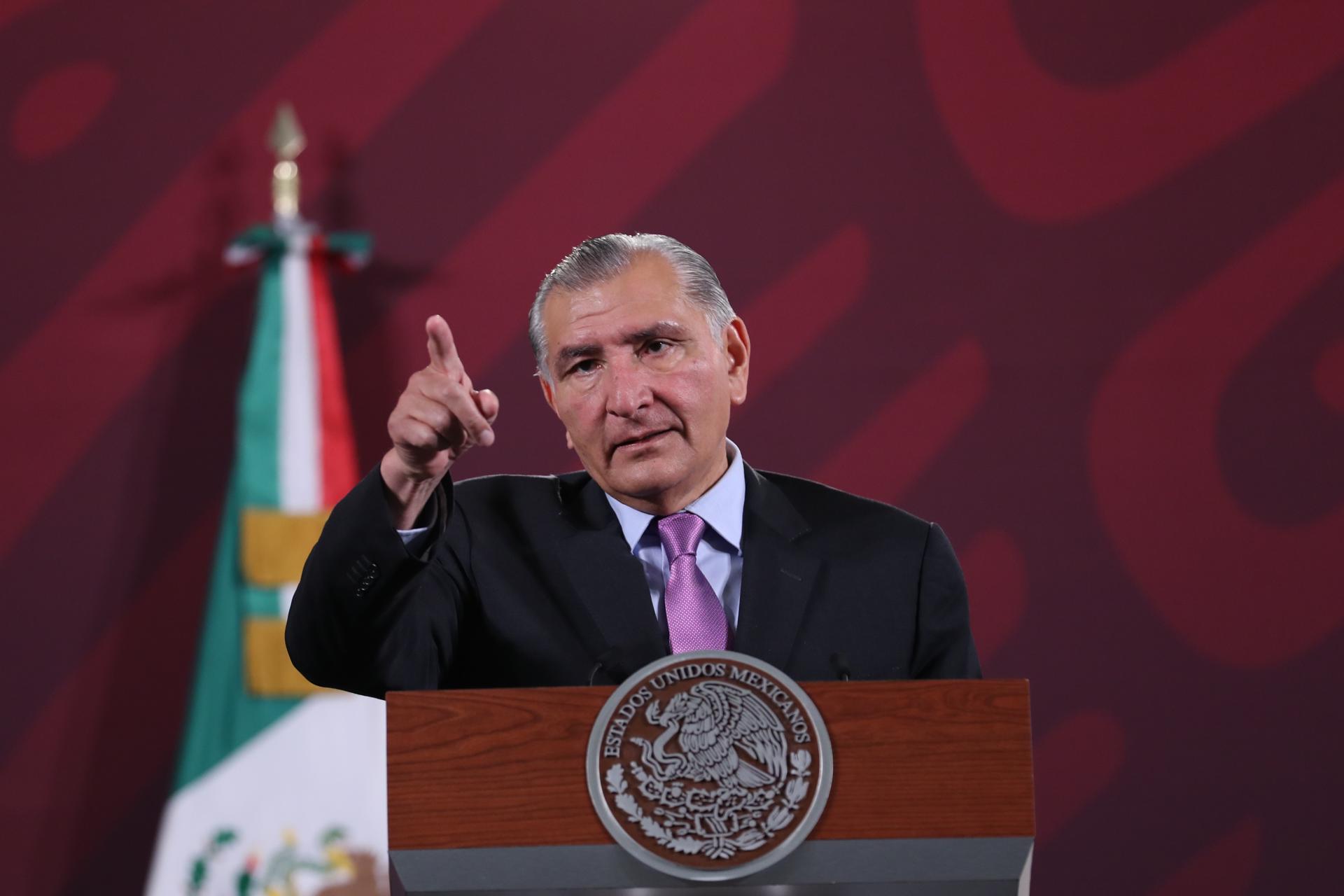 El secretario de Gobernación Adán Augusto, habla hoy durante una rueda de prensa en Palacio Nacional, de la Ciudad de México (México). EFE/Sáshenka Gutiérrez
