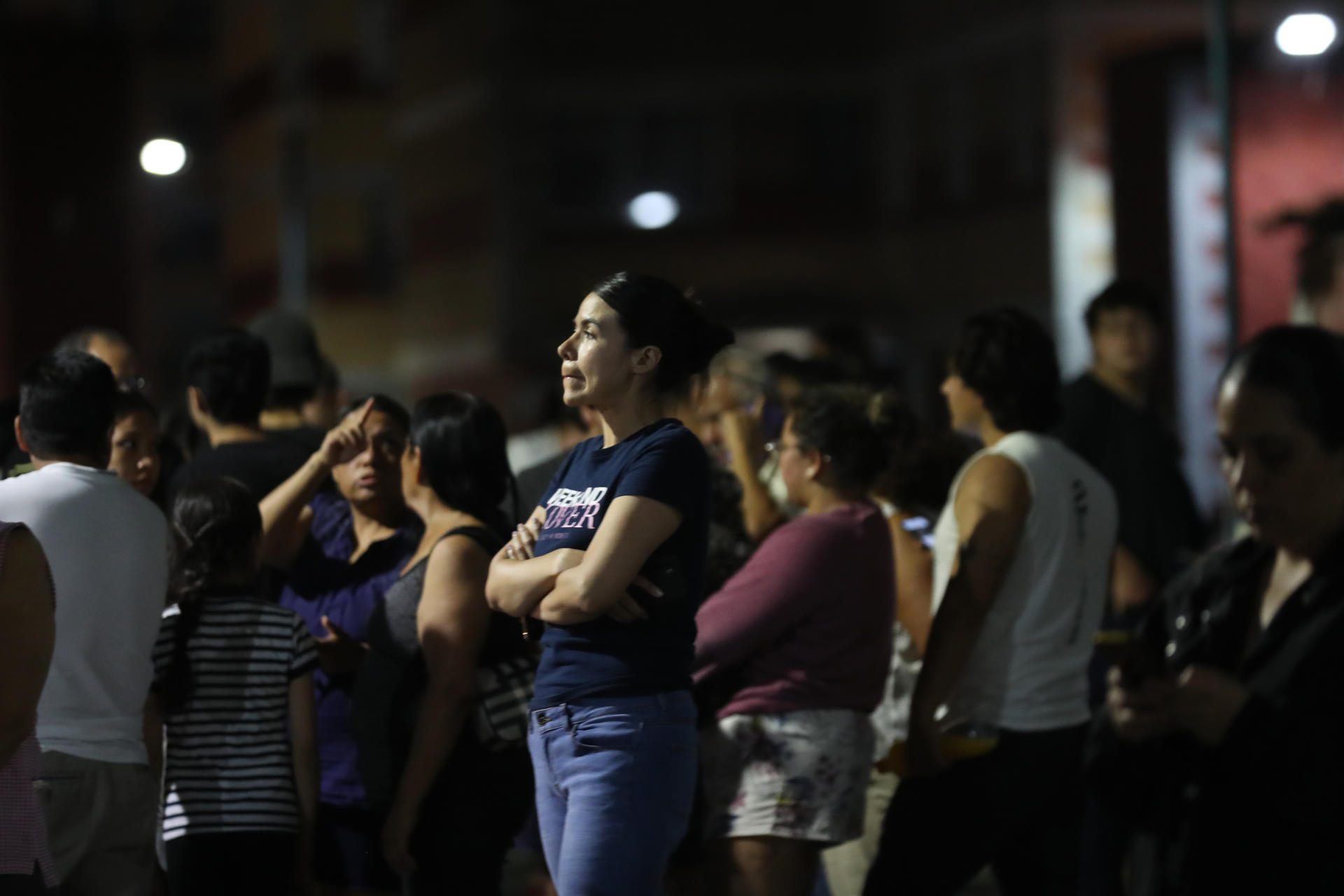 Personas esperan luego de desalojar sus viviendas al sonar la alerta sísmica debido a un sismo de 5.5 hoy, en la Ciudad de México (México). EFE/Sáshenka Gutiérrez
