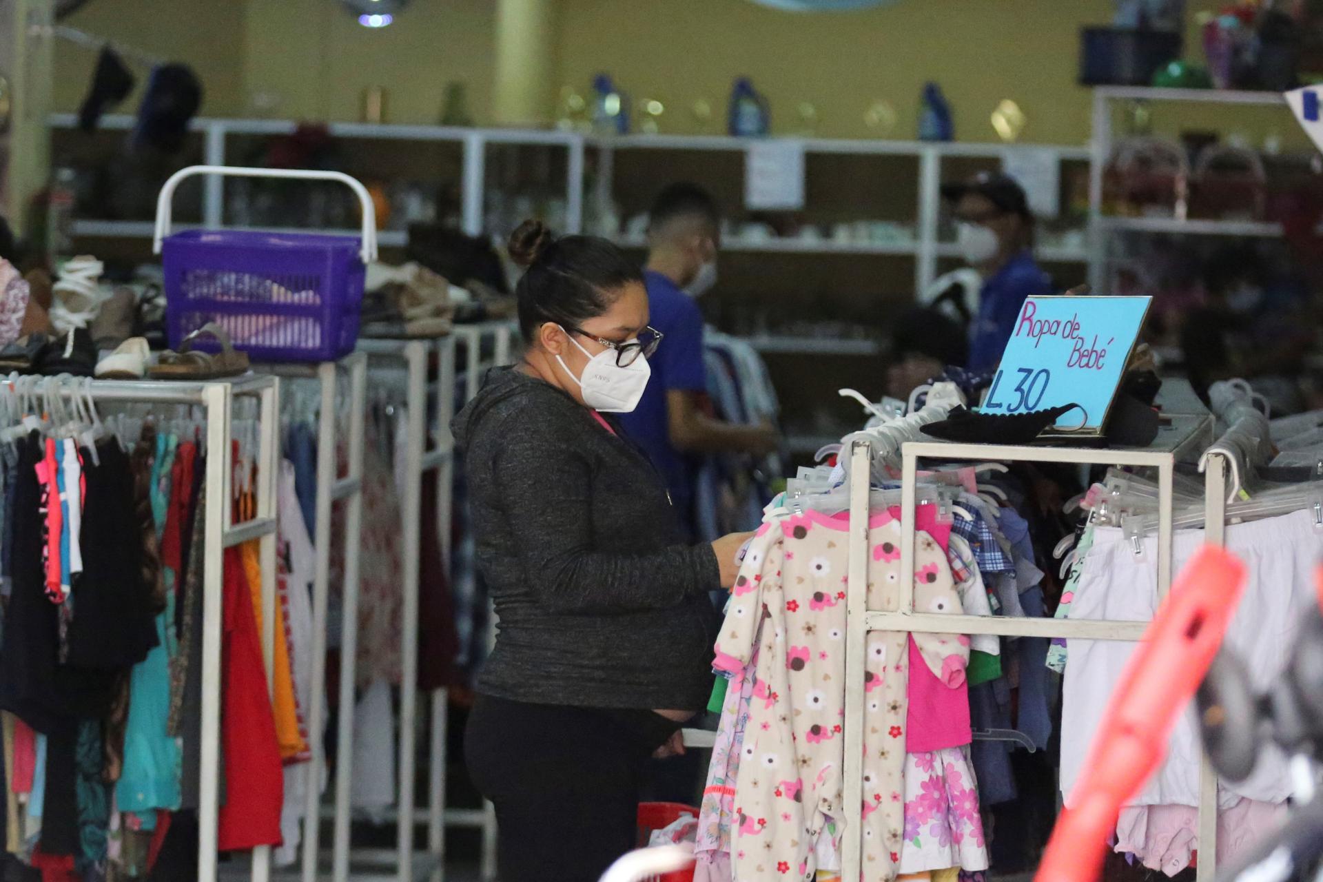 Comprar ropa usada puede reducir el impacto de la contaminación de la  industria textil - Hola News