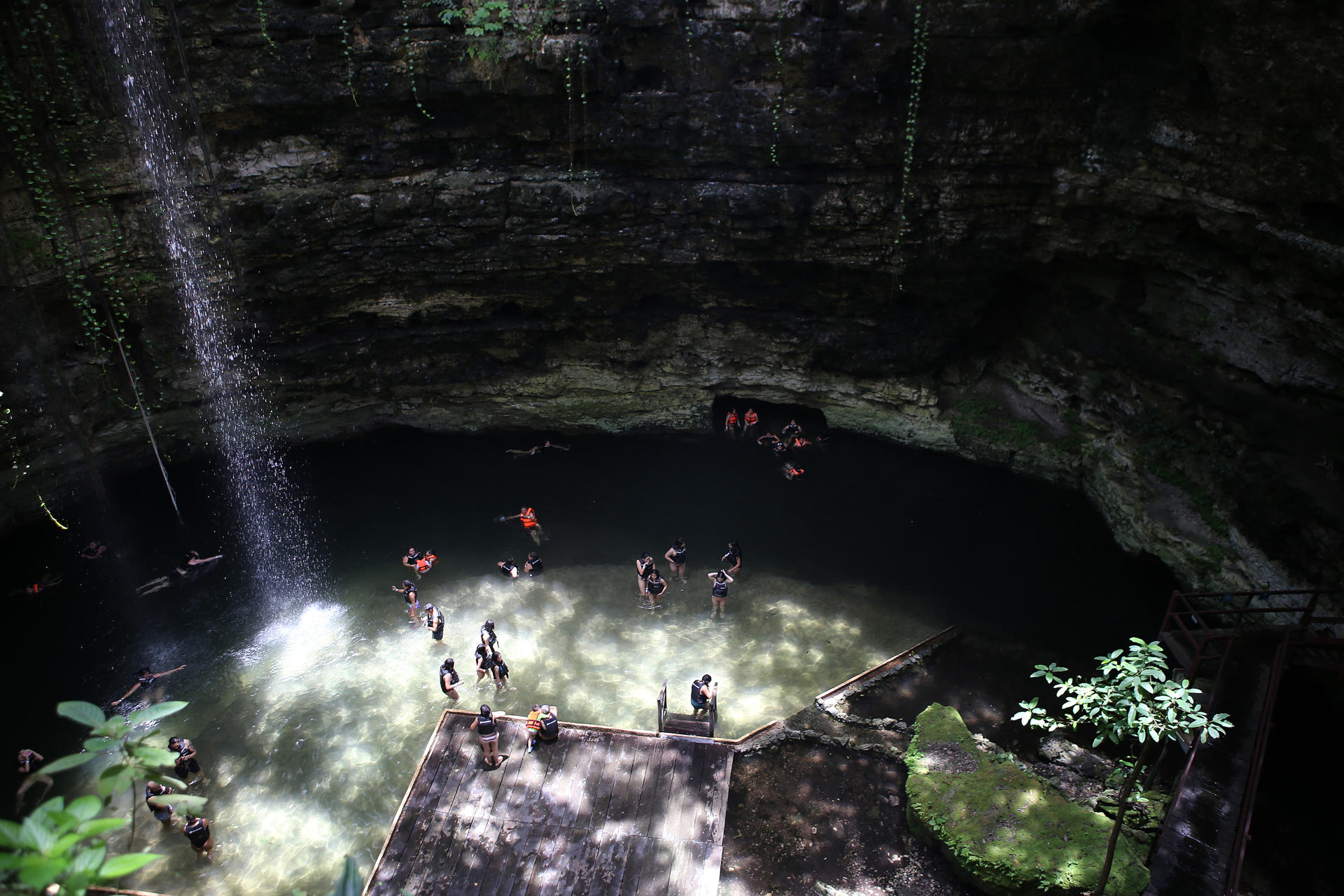 Turistas se bañan en un cenote, el 25 de marzo de 2023, en el balneario de Valladolid, estado de Yucatán (México). EFE/ Lourdes Cruz
