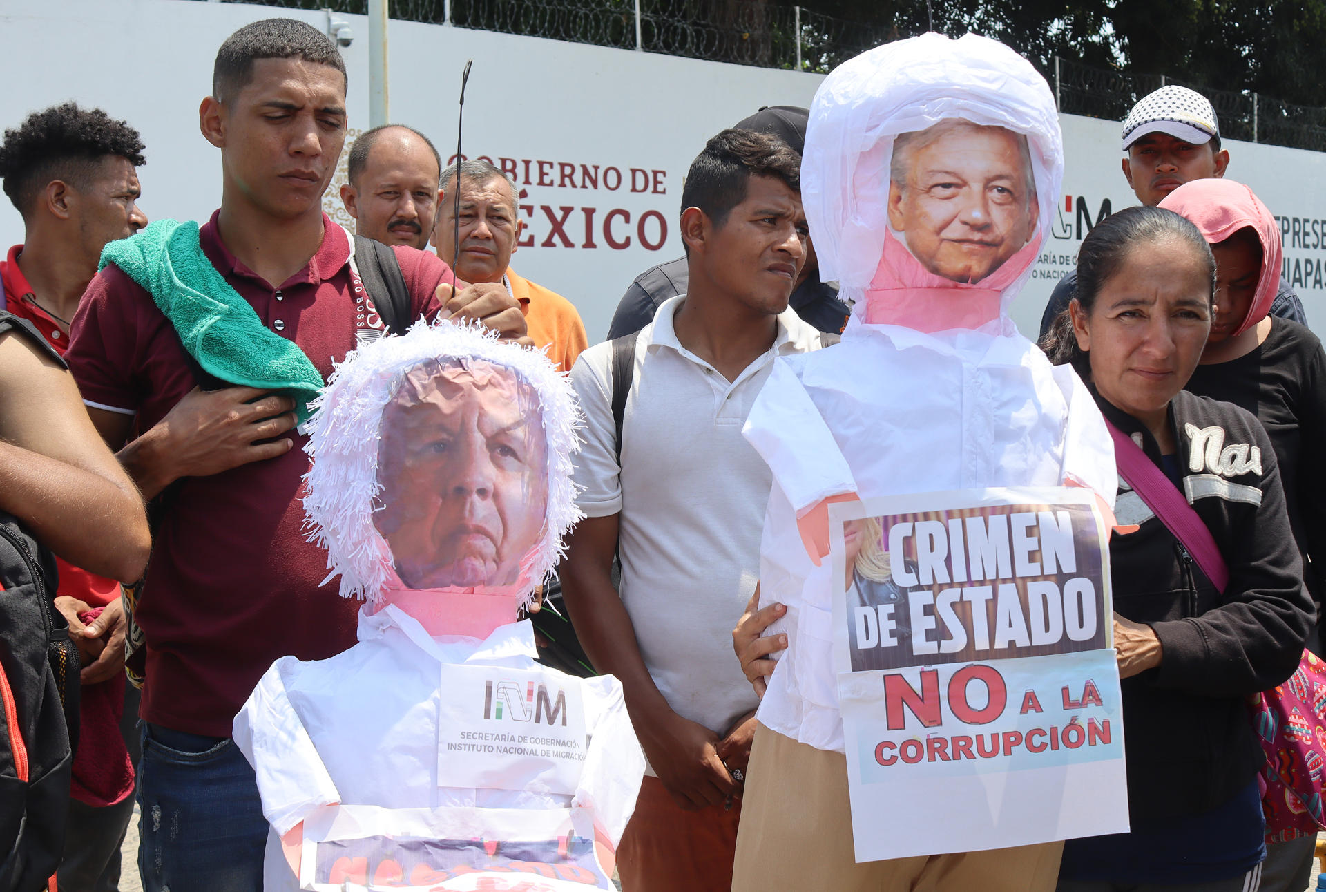 Migrantes protestan hoy frente a la estación migratoria Siglo XXI en la ciudad de Tapachula, estado de Chiapas (México). EFE/Juan Manuel Blanco
