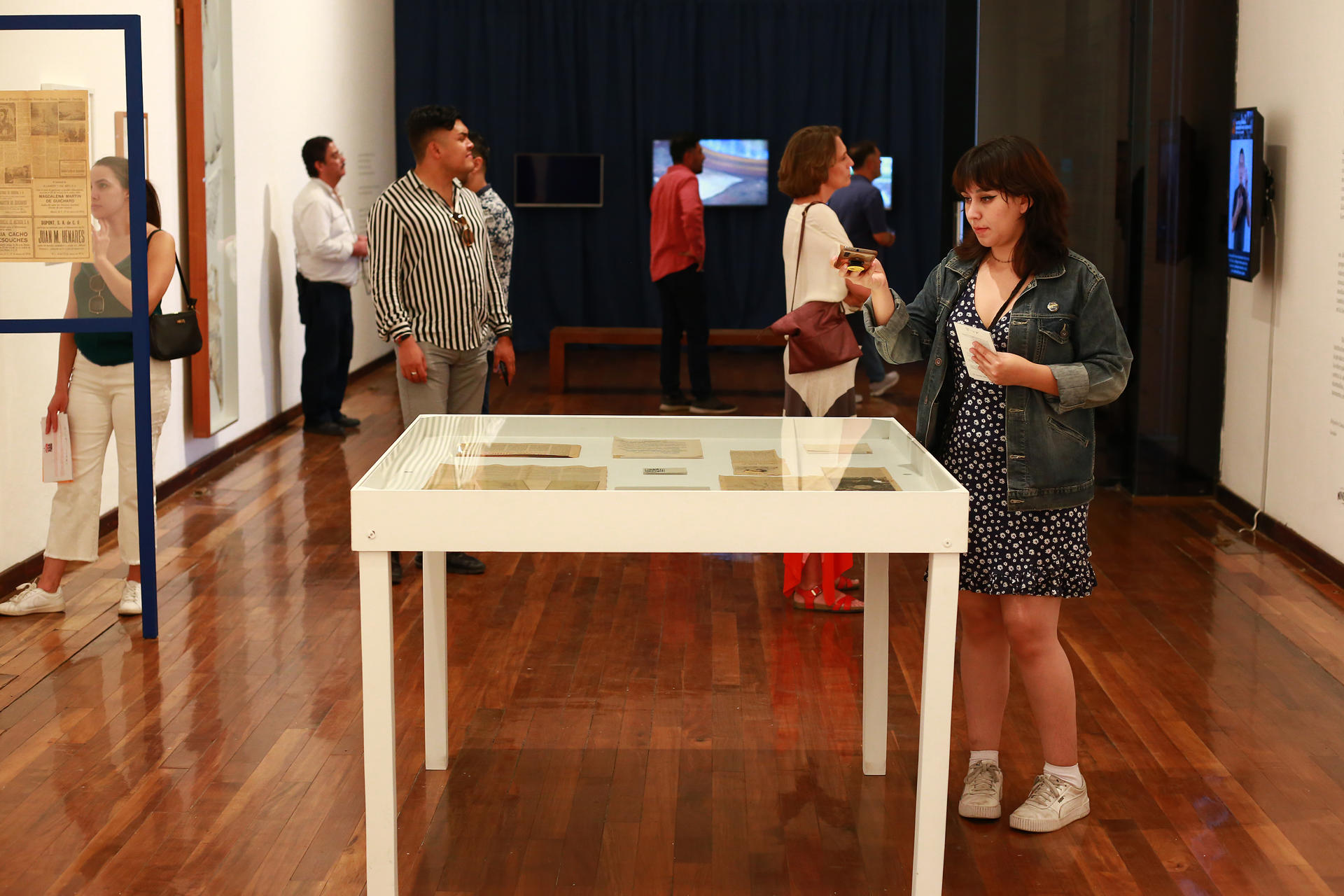 El legado de la poeta Olivia Zúñiga es rescatado en una exposición en México Visitantes observan piezas de la exposición “Olivia Zúñiga: sonora en el silencio” hoy, en la ciudad de Guadalajara, estado de Jalisco (México). EFE/Francisco Rodríguez