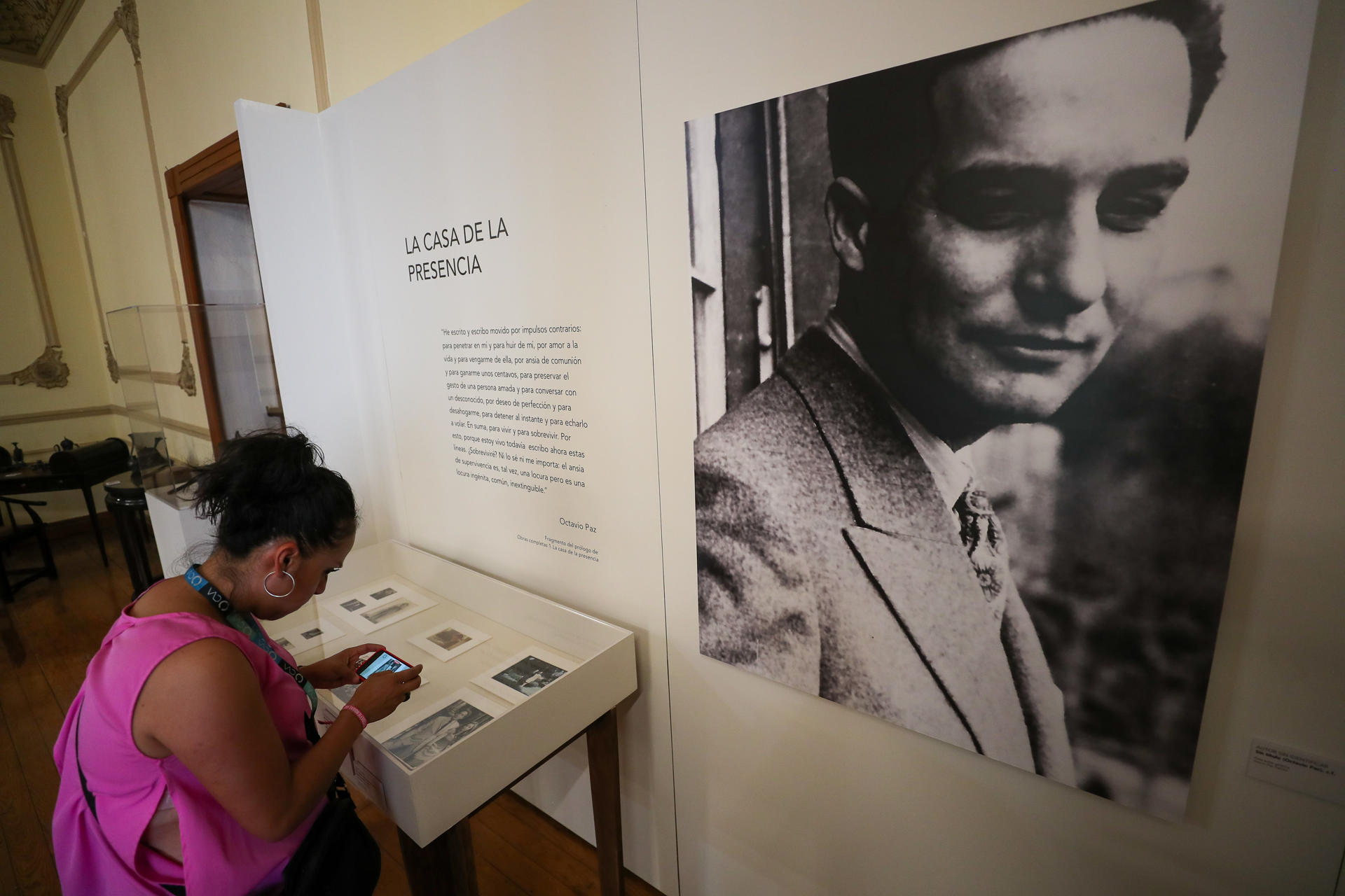 Una mujer observa pertenencias y obras expuestas en la casa que perteneció a María José y el nobel Octavio Paz, inaugurada hoy en Ciudad de México (México). EFE/ Isaac Esquivel
