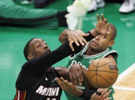 El pívot de los Miami Heat, Bam Adebayo (i), y el pívot de los Boston Celtics, Al Horford (d), luchan por el balón suelto durante el segundo cuarto del séptimo juego de playoffs de las Finales de la Conferencia Este entre los Boston Celtics y los Miami Heat en el TD Garden de Boston, Massachusetts (EE.UU.). EFE/EPA/CJ GUNTHER

