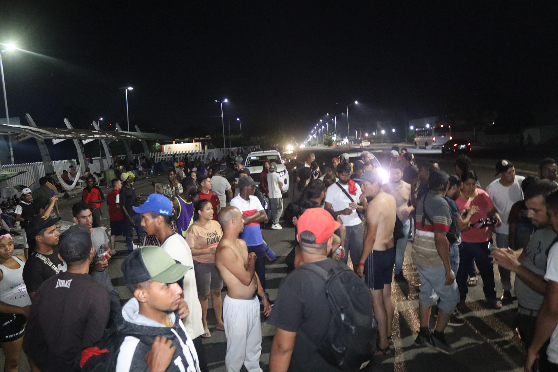 Migrantes protestan en la madrugada tras la suspensión de permisos para transitar por el país, hoy, en el Centro de Atención Provisional del Instituto Nacional de Migración (INM), en Tapachula (México). EFE/ Juan Manuel Blanco
