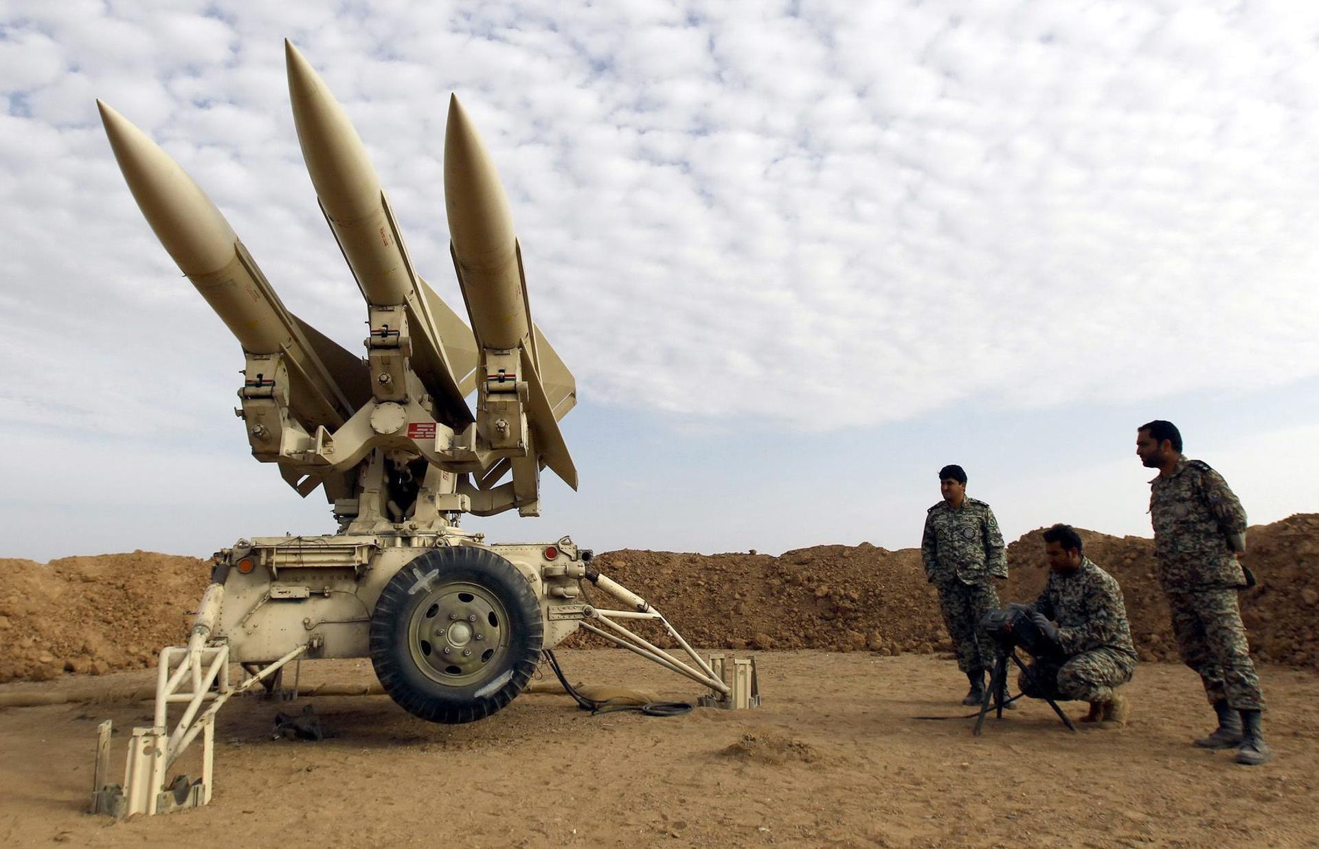 Fotografía de archivo de varios soldados iraníes mientras se preparan para realizar el lanzamiento de un nuevo misil en una locación desconocida en el este de Irán. EFE/MAJID ASGARIPOUR
