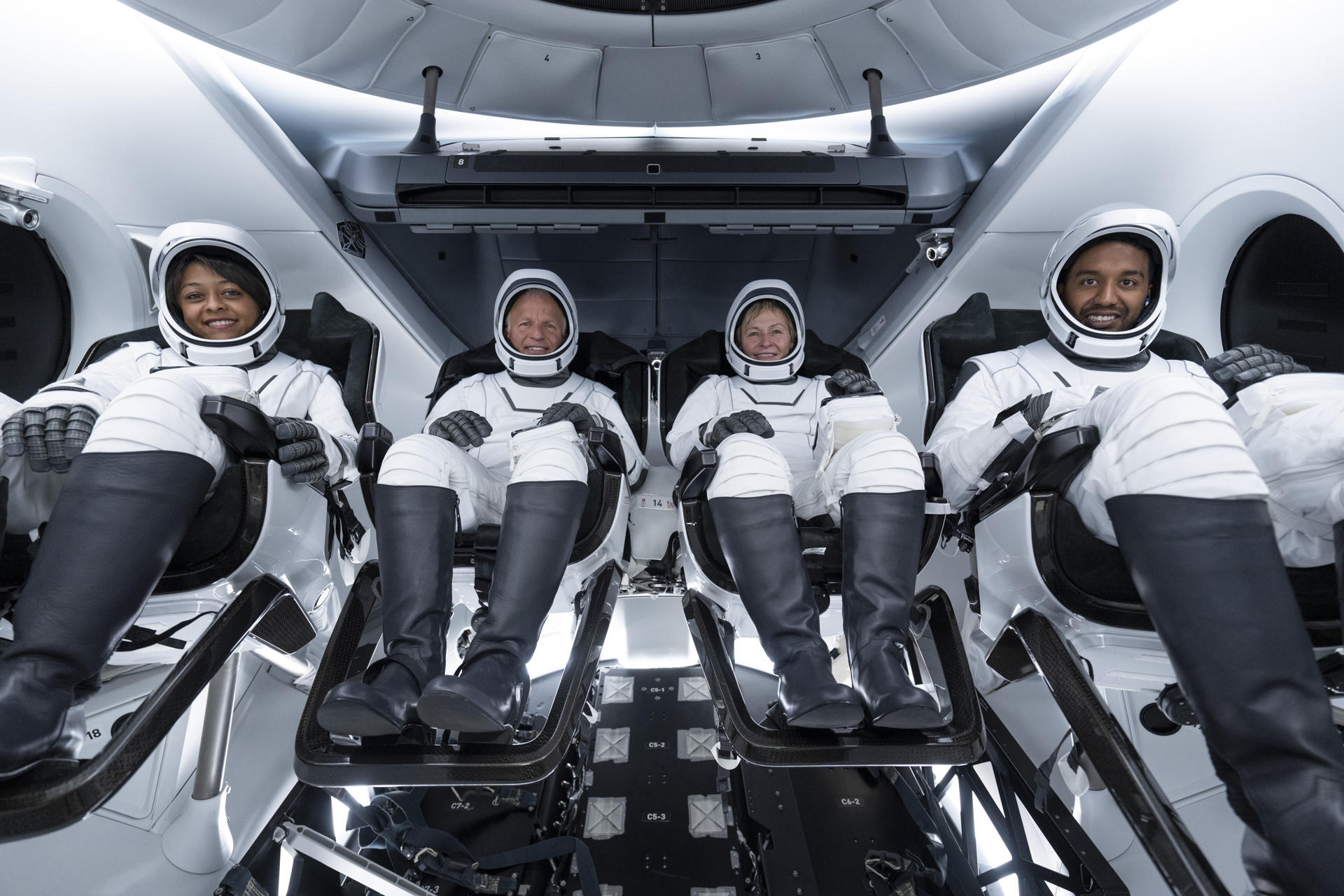 Fotografía del 19 de mayo cedida por Axiom Space donde aparecen los cuatro astronautas de la misión tripulada Ax-2, la comandante Peggy Whitson (2d), el piloto John Shoffner (2i), y los especialistas de la misión Rayyanah Barnawi (i), y Ali Alqarni (d), dentro de la nave de tripulación SpaceX Dragon Freedom en Cabo Cañaveral, Florida (EE.UU.). EFE/Axiom Space /SOLO USO EDITORIAL/NO VENTAS/SOLO DISPONIBLE PARA ILUSTRAR LA NOTICIA QUE ACOMPAÑA/CRÉDITO OBLIGATORIO
