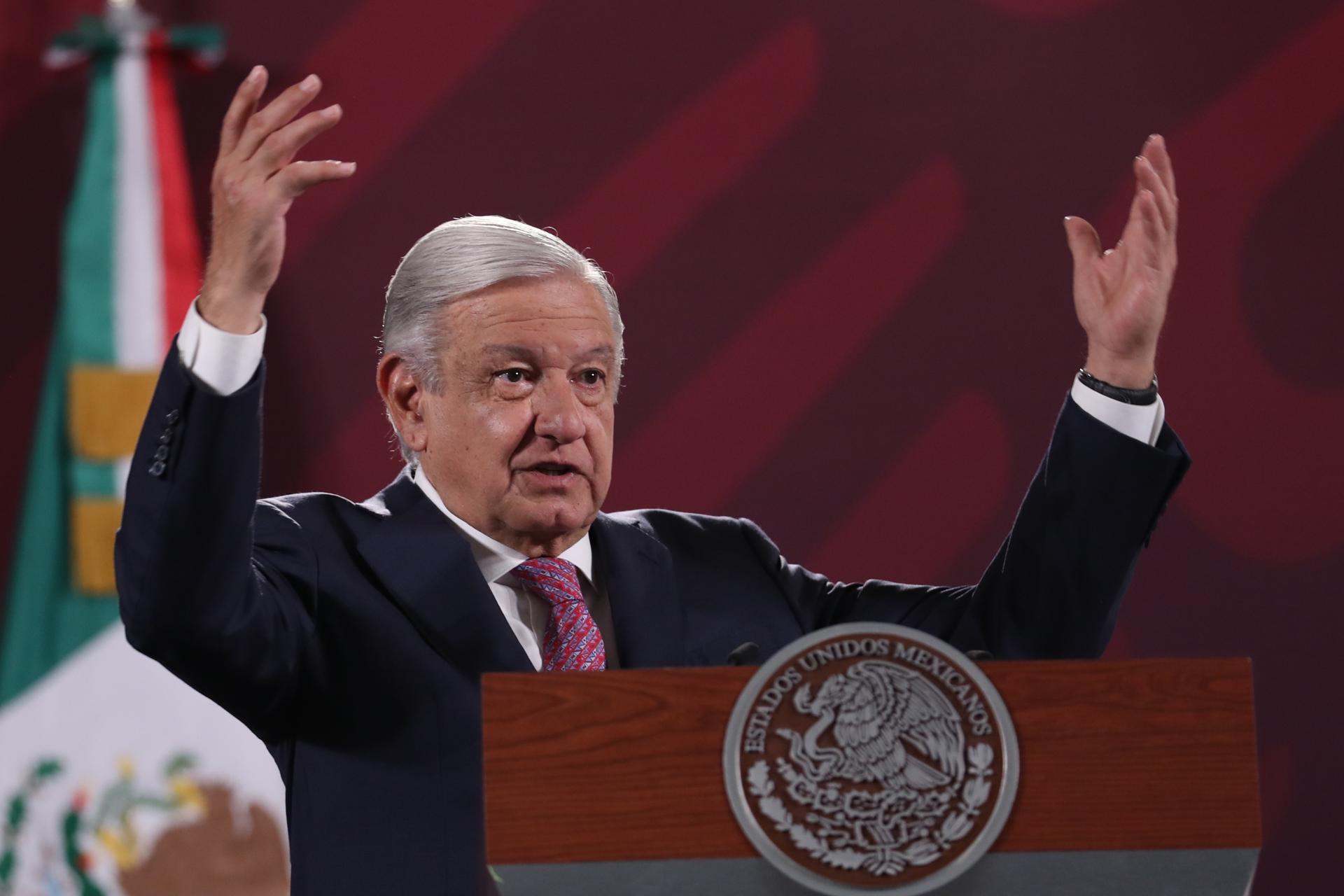 El presidente de México, Andrés Manuel López Obrador, habla durante una rueda de prensa hoy, en el Palacio Nacional en Ciudad de México (México). EFE/ Sáshenka Gutiérrez

