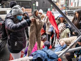 Fotografía de archivo de migrantes que reciben ropa donada, el 2 de marzo de 2023, frente al hotel donde residen en el barrio de Manhattan en Nueva York (EEUU). EFE/ Ángel Colmenares
