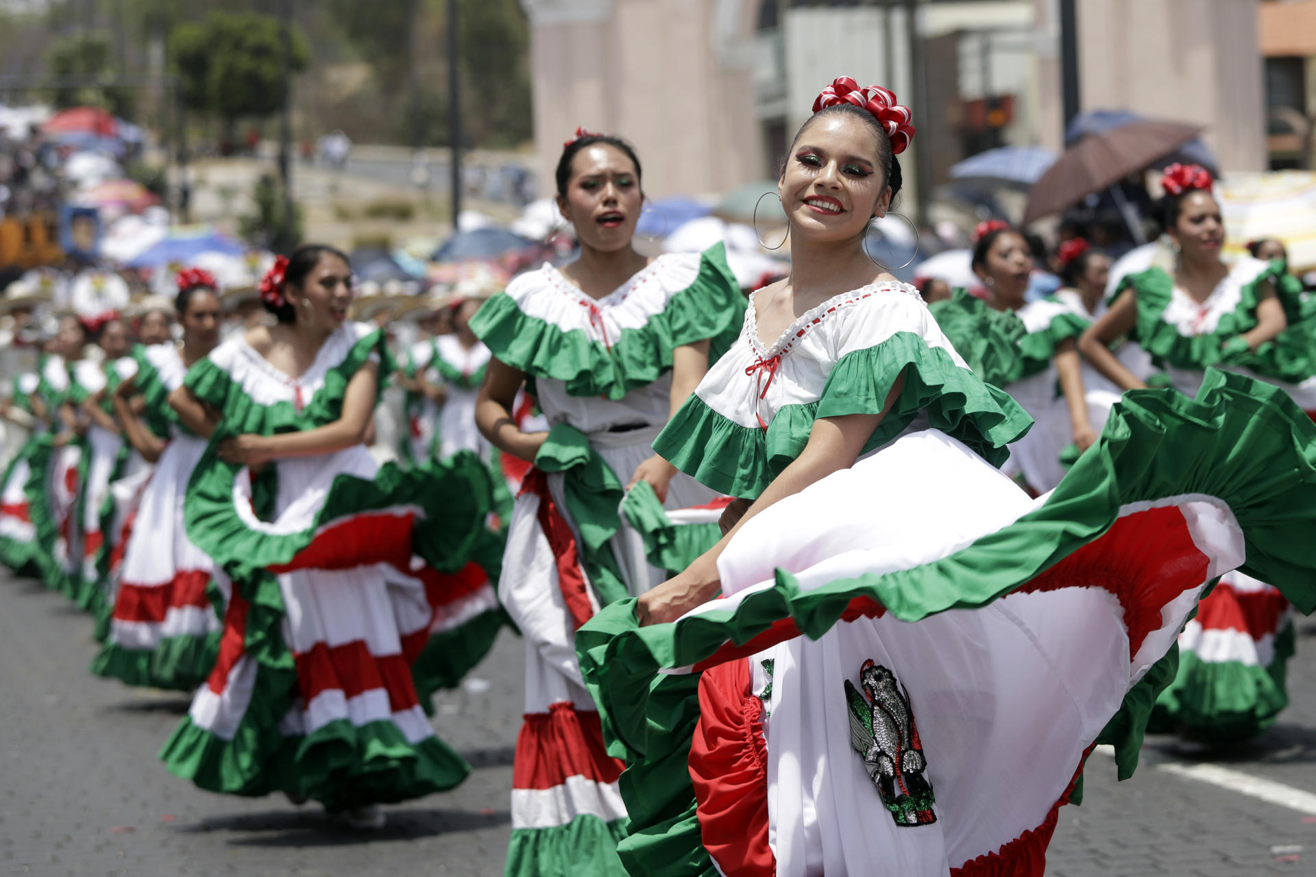 Integrantes de las Fuerzas Armadas y la Guardia Nacional, acompañados por miembros de 35 instituciones educativas, participan en el desfile del 5 de mayo en conmemoración del 161 aniversario de la Batalla de Puebla (México). EFE/Hilda Ríos
