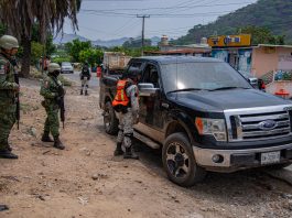 Miembros del Ejercito Mexicano y de la Guardia Nacional, revisan los vehículos en retenes instalados hoy, en el municipio mexicano de Frontera Comalapa, estado de Chiapas,(México). EFE/Carlos López
