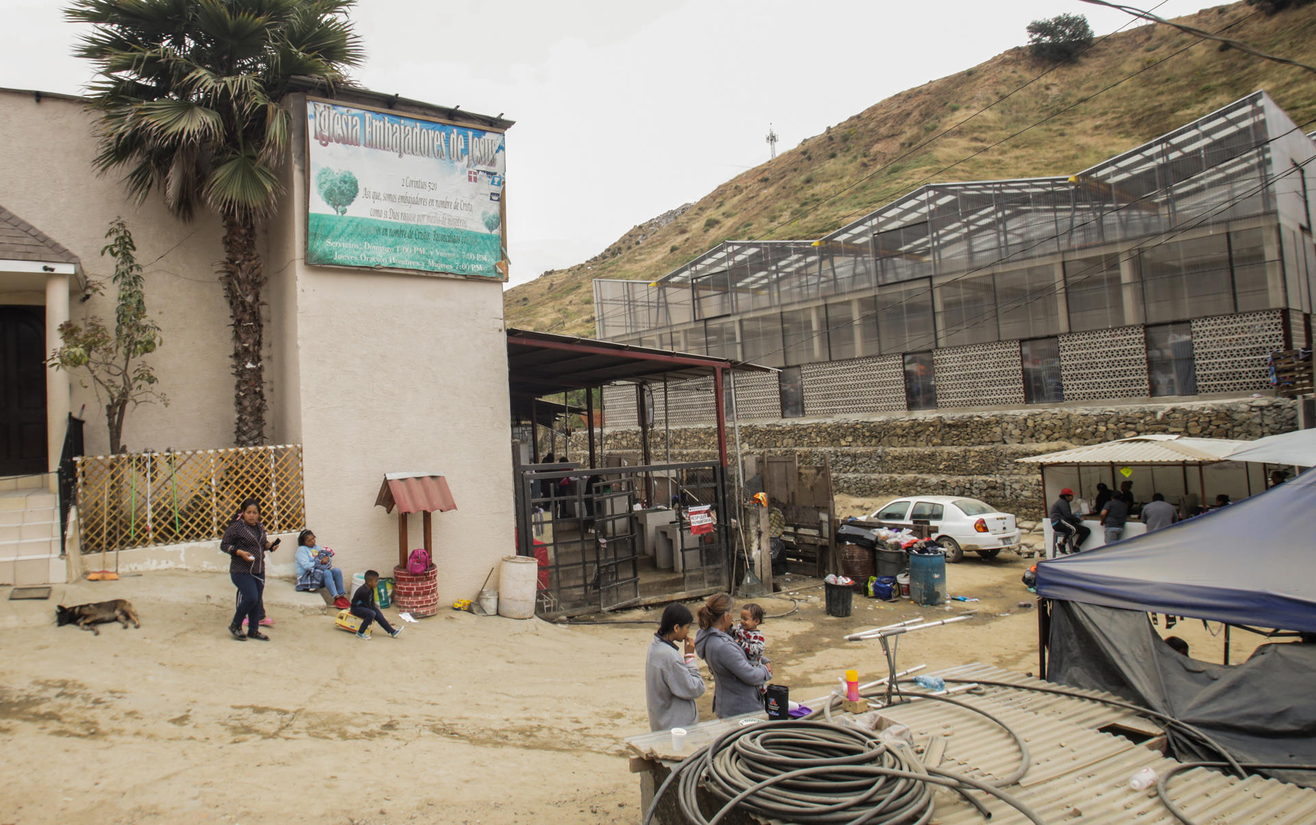 Migrantes permanecen en un albergue, el 27 de mayo de 2023, en Tijuana (México). EFE/Joebeth Terriquez
