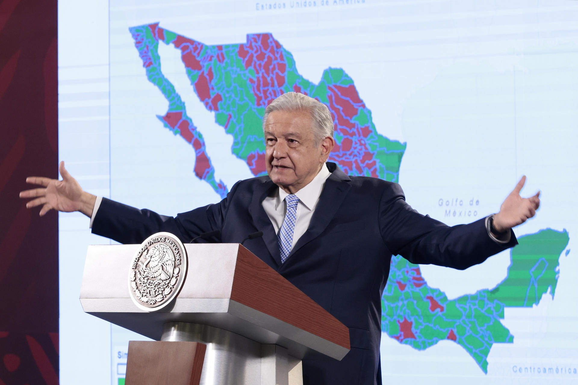 El presidente de México, Andrés Manuel López Obrador, habla durante su conferencia de prensa matutina hoy, en el Palacio Nacional de la Ciudad de México (México). EFE/ José Méndez
