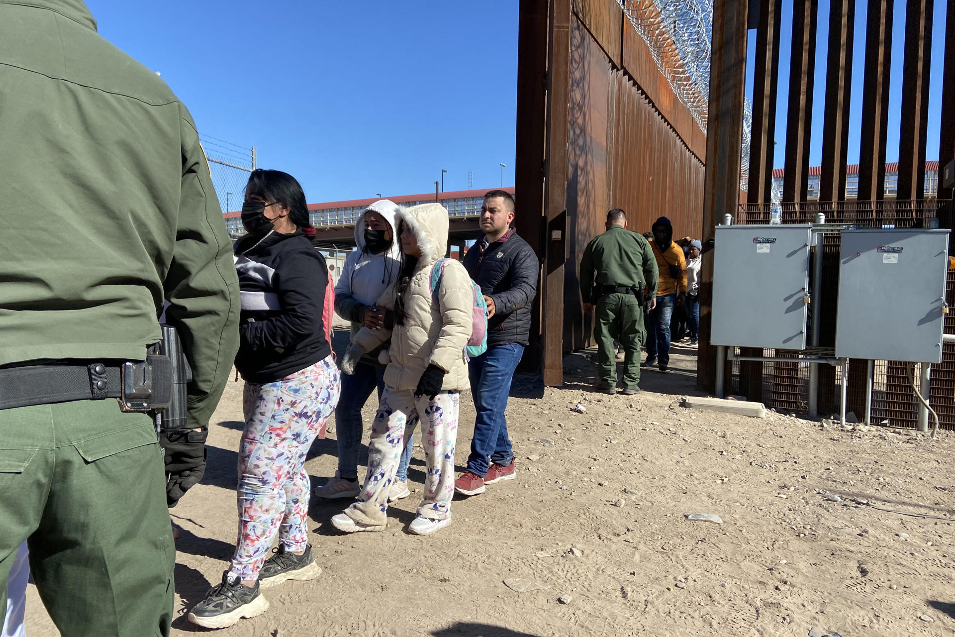 Inmigrantes que piden asilo se entregan a la Patrulla Fronteriza estadounidense en la valla fronteriza de El Paso, Texas (EEUU). Imagen de archivo. EFE/Octavio Guzmán
