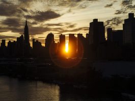 El “Manhattanhenge” regala a Nueva York su mejor puesta de sol del año El sol se pone tras los rascacielos y el horizonte de la ciudad durante el "Manhattanhenge", suceso que ocurre dos veces al año cuando el sol se alinea con la silueta de Nueva York (Estados Unidos). Fotografía de archivo. EFE/ALBA VIGARAY