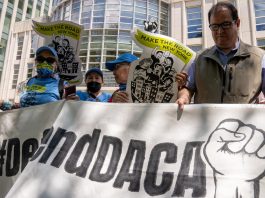 Inmigrantes y activistas se manifiestan para legalizar la situación de los indocumentados. Imagen de archivo. EFE/Ángel Colmenares
