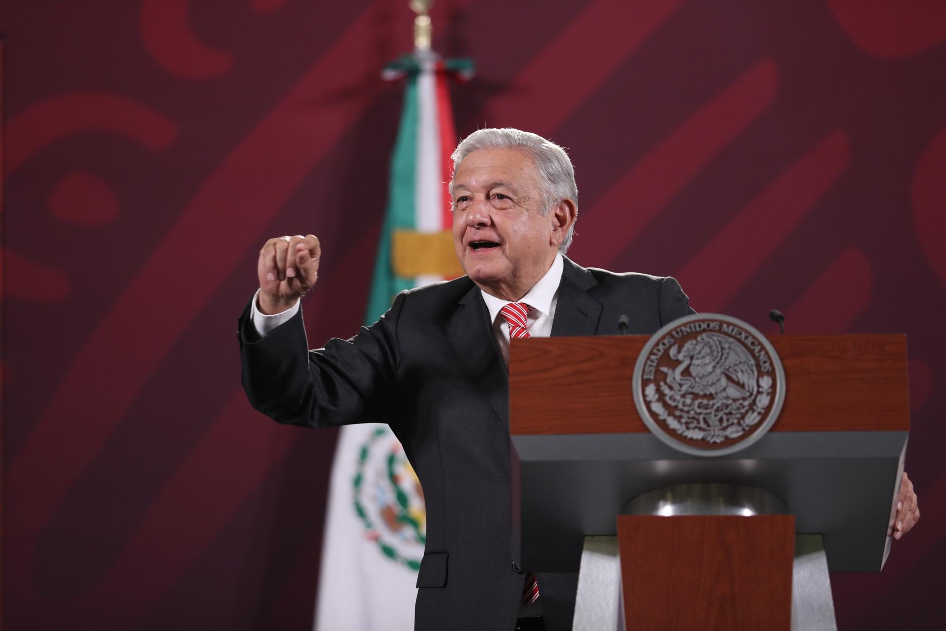 El presidente de México, Andrés Manuel López Obrador, habla durante su rueda de prensa matutina hoy, en el Palacio Nacional en la Ciudad de México (México). EFE/ Sáshenka Gutiérrez
