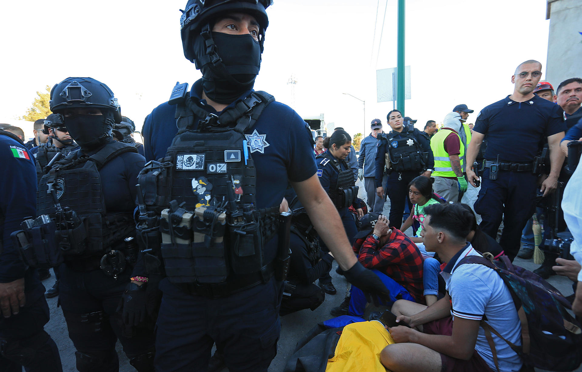 Policías municipales desalojaron a migrantes que acampaban en las principales calles de ciudad Juárez, el 22 de mayo de 2023, en Chihuahua (México). EFE/Luis Torres
