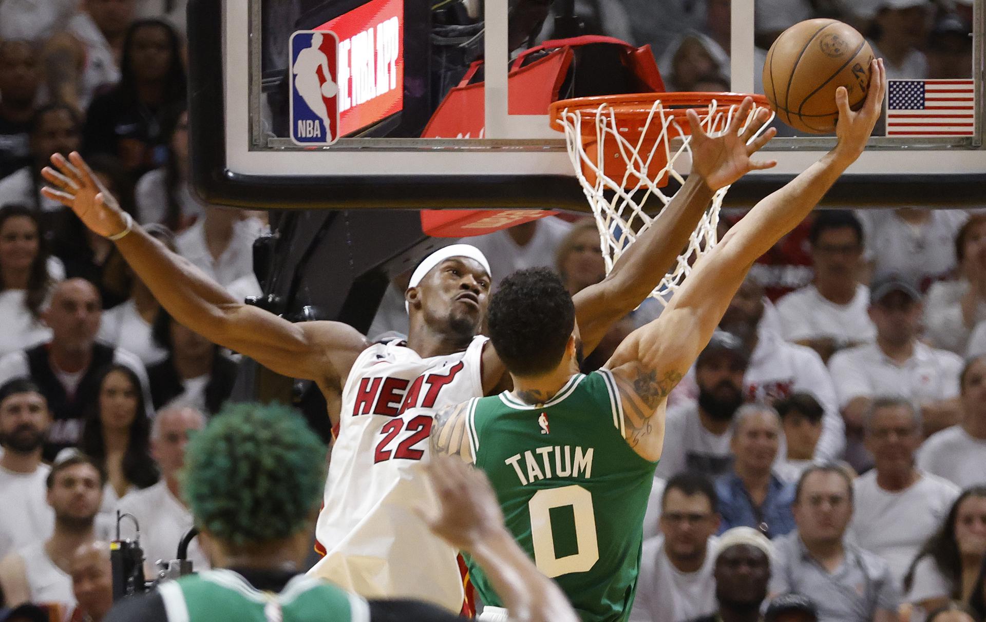 Jayson Tatum (d), alero estrella de los Celtics de Boston, fue registrado este martes, 23 de mayo, al atacar el aro que defiende Jimmy Butler (i), de los Heat de Miami, durante el cuarto partido de la final de la Conferencia Este de la NBA, en el coliseo Kaseya Center, en Miami (Florida, EE.UU.) EFE/Rhona Wise
