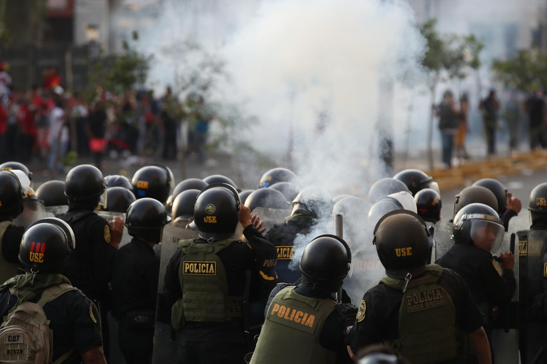 Policías se enfrentan con manifestantes durante la 