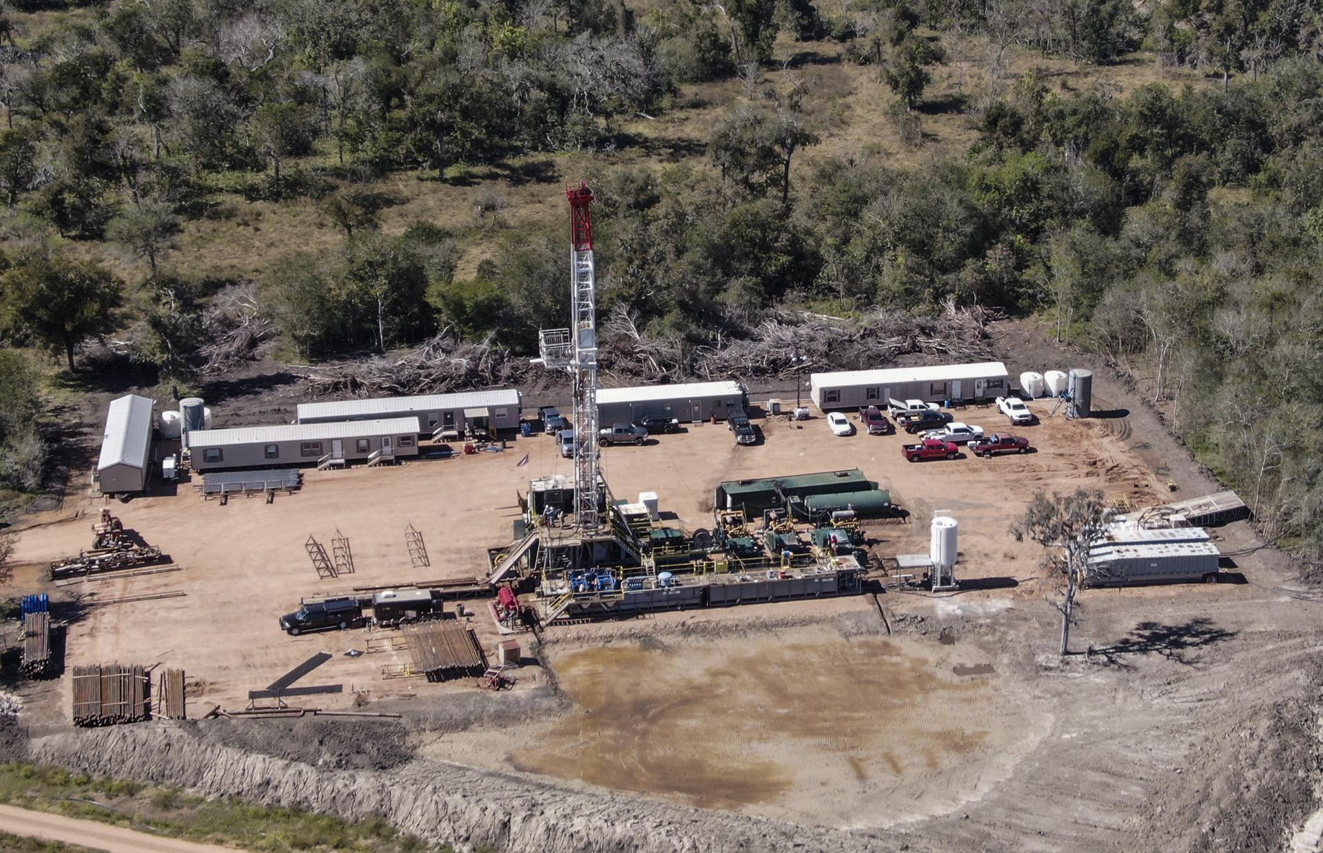 Fotografía de archivo que muestra la perforación de un pozo petrolero cerca de Refugio, Texas (EE.UU.). EFE/Tannen Maury
