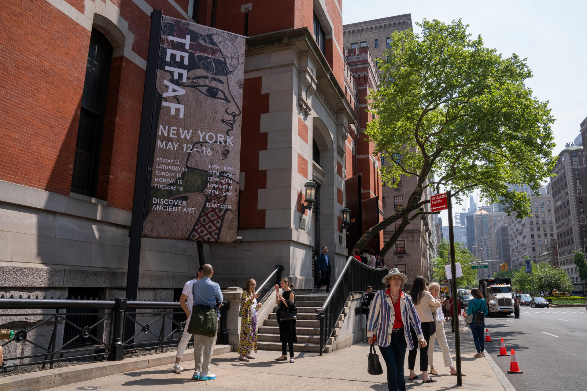 Personas caminan hoy, frente a la fachada del monumental edificio del Park Avenue Armory donde se celebra la séptima edición del TEFAF (The European Fine Art Foundation), en Manhattan, Nueva York (EEUU). EFE/Ángel Colmenares
