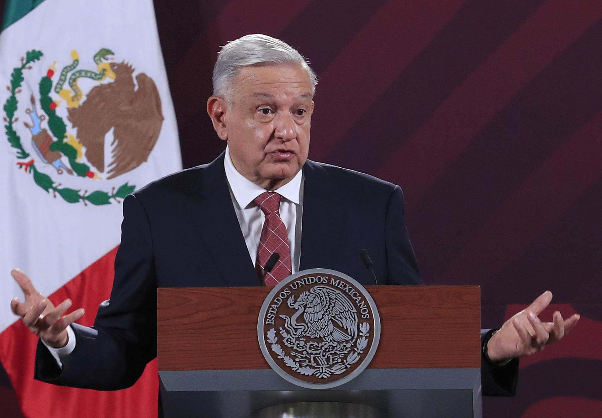 El Presidente de México, Andrés Manuel López Obrador, habla durante su conferencia matutina hoy, en el Palacio Nacional en Ciudad de México (México). EFE/Mario Guzmán
