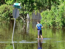 Una joven camina por las calles de un barrio inundado luego del paso del Huracán Irma en Orlando, Florida (EE.UU.). Imagen de archivo. EFE/Gerardo Mora
