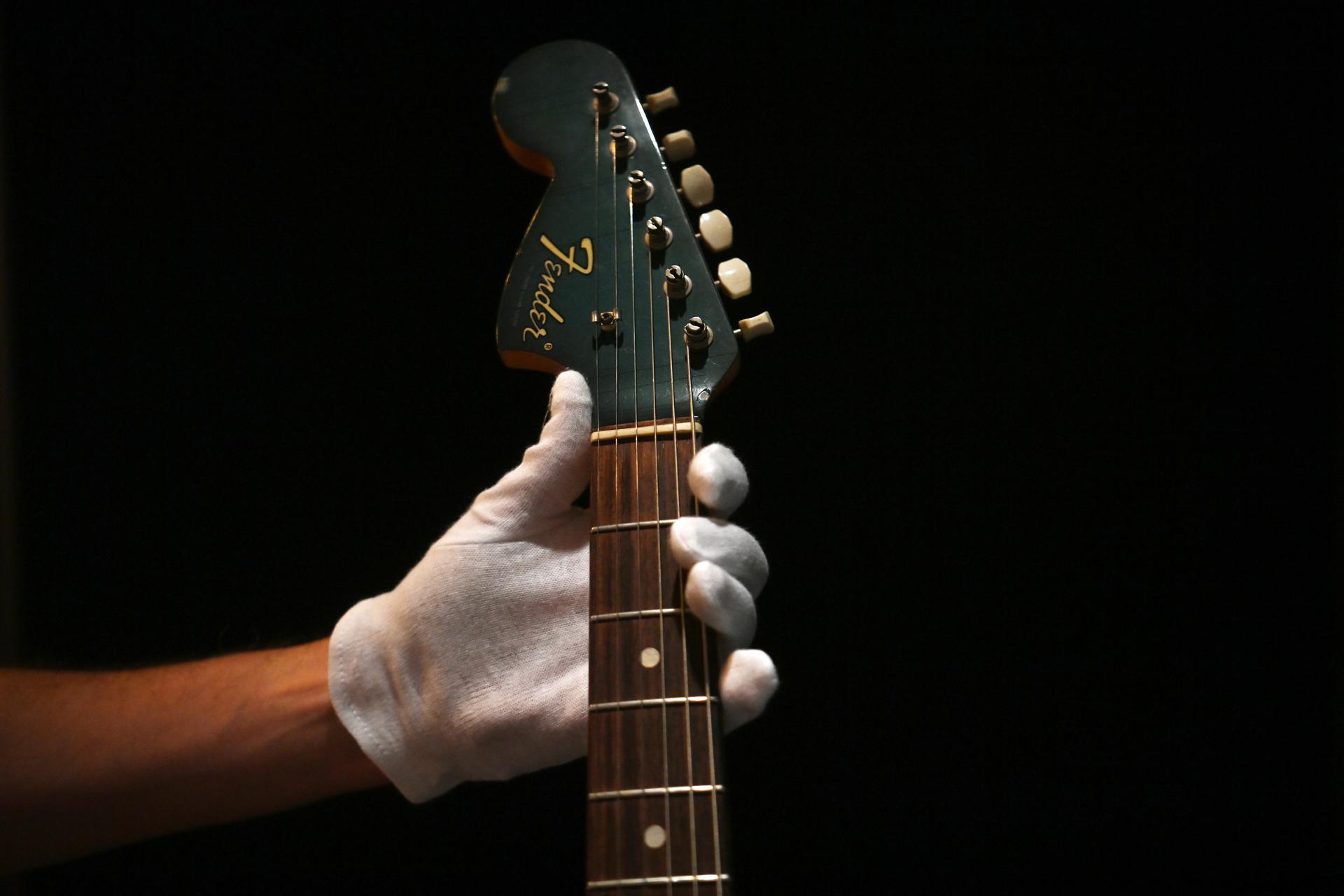 Una guitarra eléctrica destrozada por Kurt Cobain, el fallecido líder de la banda 