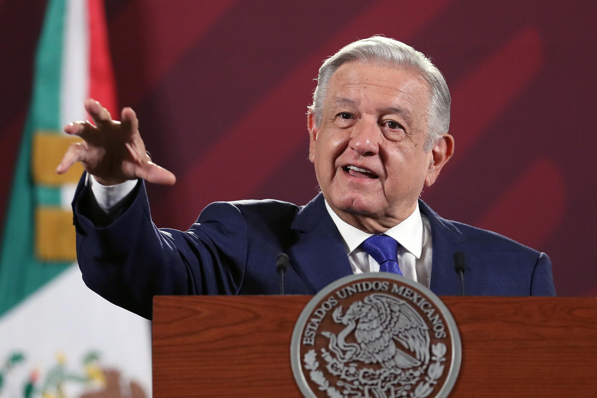 El presidente de México, Andrés Manuel López Obrador, habla durante su rueda de prensa diaria desde el Palacio Nacional, hoy, en la Ciudad de México (México). EFE/ Sáshenka Gutiérrez
