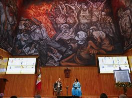 El escritor peruano, Mario VargasLlosa (i) y la directora general de la Feria Internacional del Libro de Guadalajara (FIL) Marisol Schulz (d), hoy hablan hoy durante una conferencia de prensa en la V Bienal Mario Vargas Llosa, en la Universidad de Guadalajara (México). EFE/ Francisco Guasco
