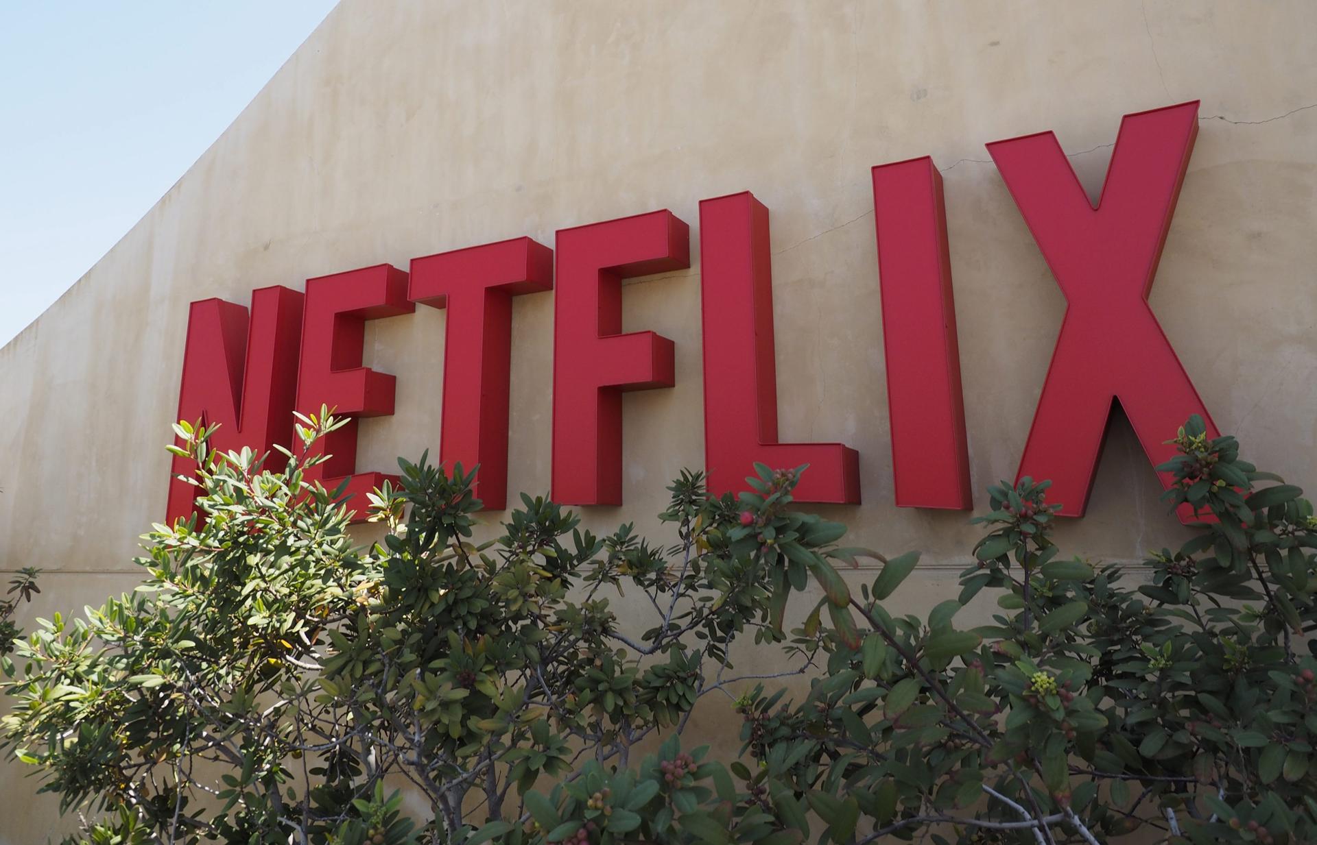 Netflix comienza a tomar medidas contra el uso de contraseñas compartidas en EE.UU. Fotografía de archivo que muestra el logotipo de la plataforma líder de televisión por internet a nivel mundial, Netflix, en su sede de Los Gatos, California (Estados Unidos). EFE/JOHN G. MABANGLO