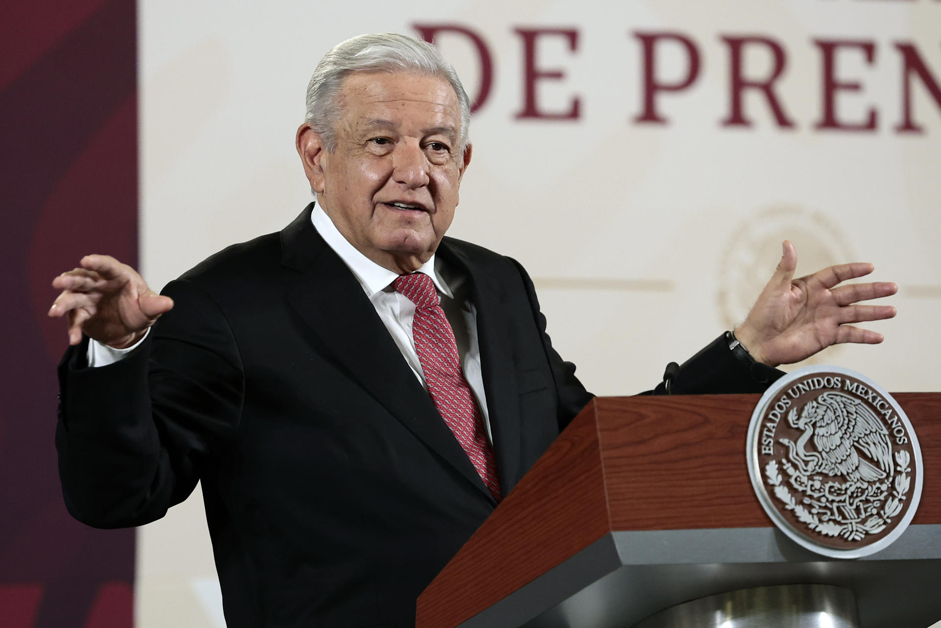 El presidente de México, Andrés Manuel López Obrador, habla durante una rueda de prensa hoy, en el Palacio Nacional en la Ciudad de México (México). EFE/José Méndez
