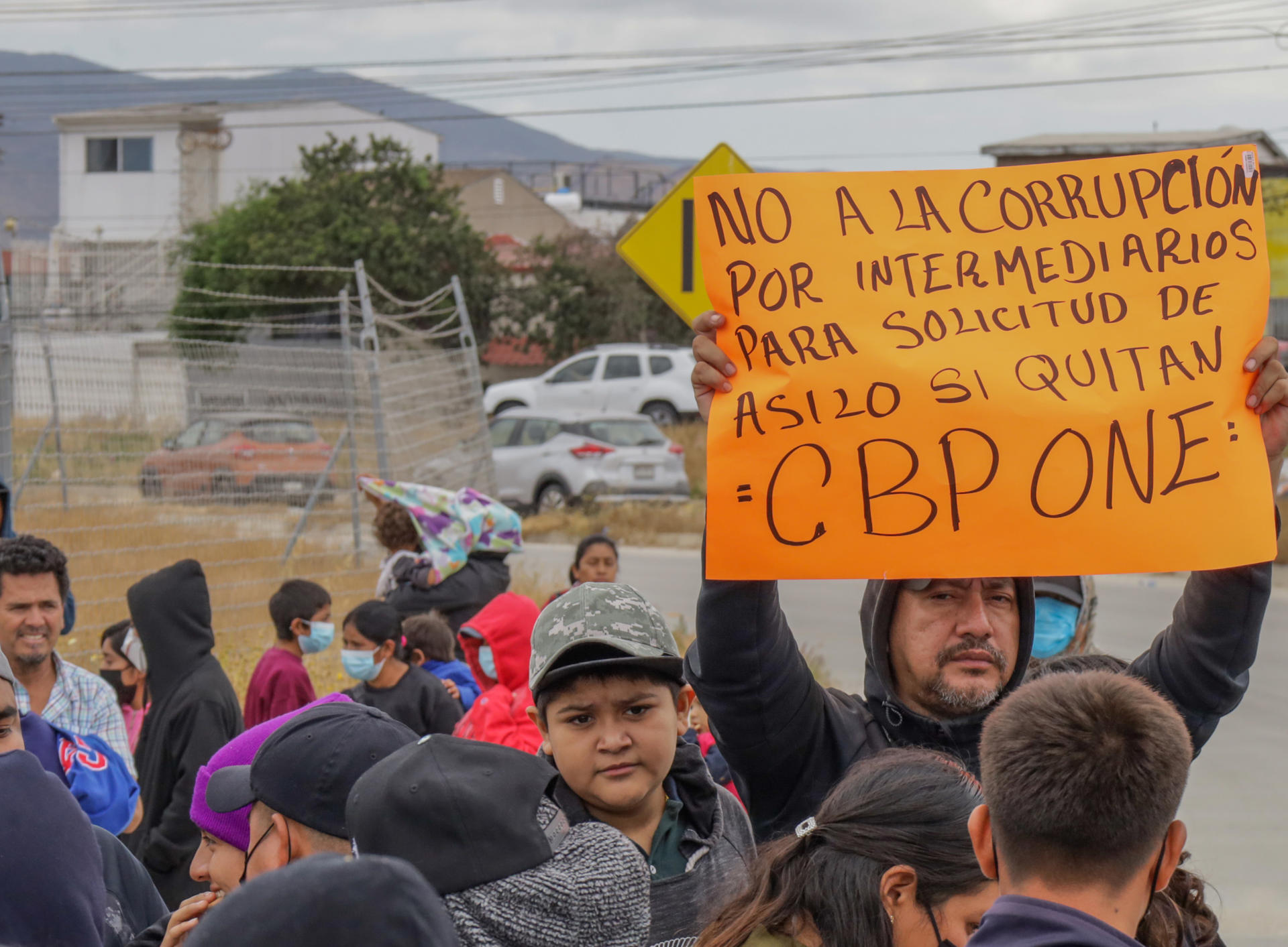 protestan afuera del Consulado de Estados Unidos en Tijuana, Baja California (México). EFE/Joebeth Terriquez

