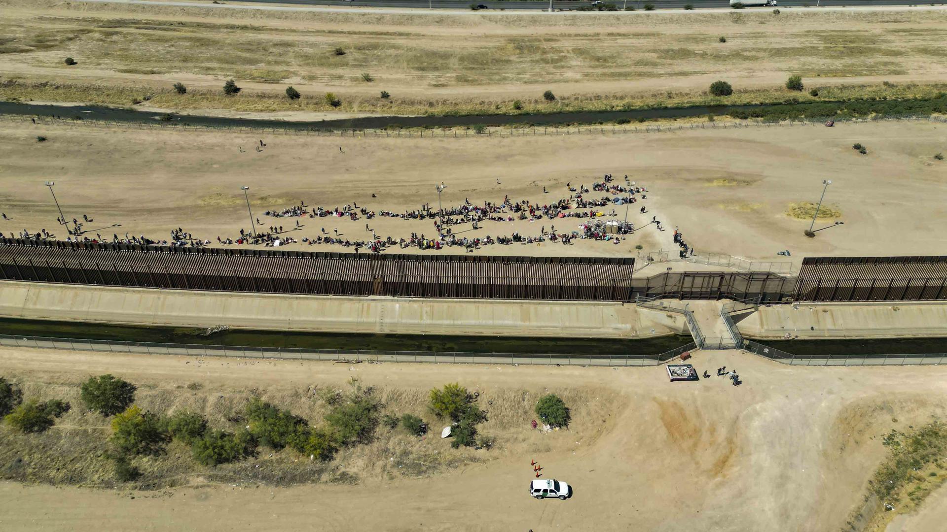 Fotografía aérea que muestra a cientos de migrantes que esperan documentos junto al muro fronterizo, en El Paso, Texas (EE.UU.). EFE/Jonathan Fernández
