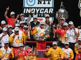 El piloto del equipo Penske Josef Newgarden de Estados Unidos celebra hoy tras ganar las 500 Millas de Indianápolis, Indiana (EE.UU.). EFE/Jeremy Hogan
