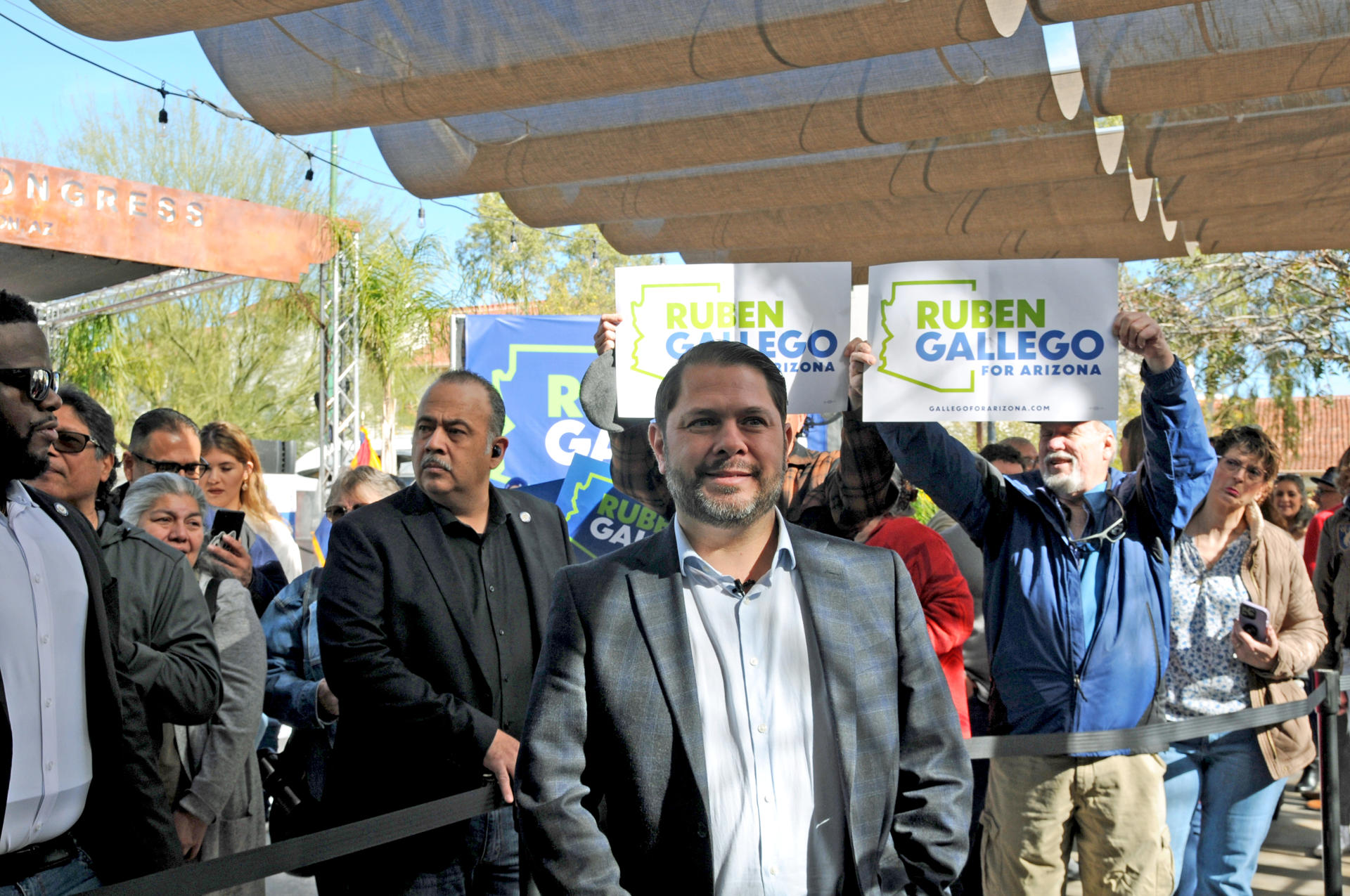 Fotografía del 28 de enero de 2023 donde aparece el congresista Rubén Gallego mientras saluda a sus seguidores durante el lanzamiento oficial de su campaña como candidato al Senado de Arizona en Tucson. EFE/María León
