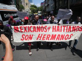 Un grupo de migrantes haitianos marchan al Edificio del Gobierno, hoy en el Zócalo en la Ciudad de México (México). EFE/ Isaac Esquivel
