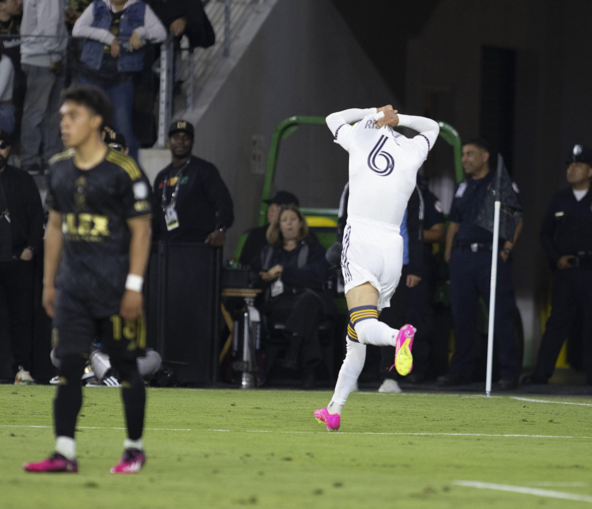 Riqui Puig del Los Ángeles Galaxy celebra tras anotar contra el LAFC, durante un partido por la Copa EE.UU. en el estadio Bank of California en Los Ángeles, California (Estados Unidos). EFE/ARMANDO ARORIZO
