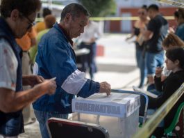 Ciudadanos asisten a votar hoy, en un colegio electoral en Ecatepec, estado de México (México). EFE/ Isaac Esquivel
