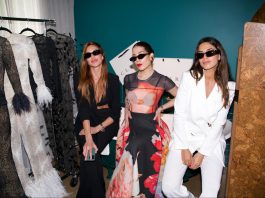 La marca española de moda Claro inicia su expansión internacional en Miami Fotografía cedida por Claro donde aparece su co dueña y directora ejecutiva, la diseñadora Beatriz Claro (i), la encargada de las relaciones públicas de la marca, Silvia Mateos (d), y la modelo e influencer Gabriela Medina, mientras posan con algunos de los modelos de esta casa española de moda que empezó su andadura en Sevilla en la década de 1980 y participa en la Mercedes Benz Fashion Week de Madrid. EFE/Claro Couture /SOLO USO EDITORIAL/NO VENTAS/SOLO DISPONIBLE PARA ILUSTRAR LA NOTICIA QUE ACOMPAÑA/CRÉDITO OBLIGATORIO