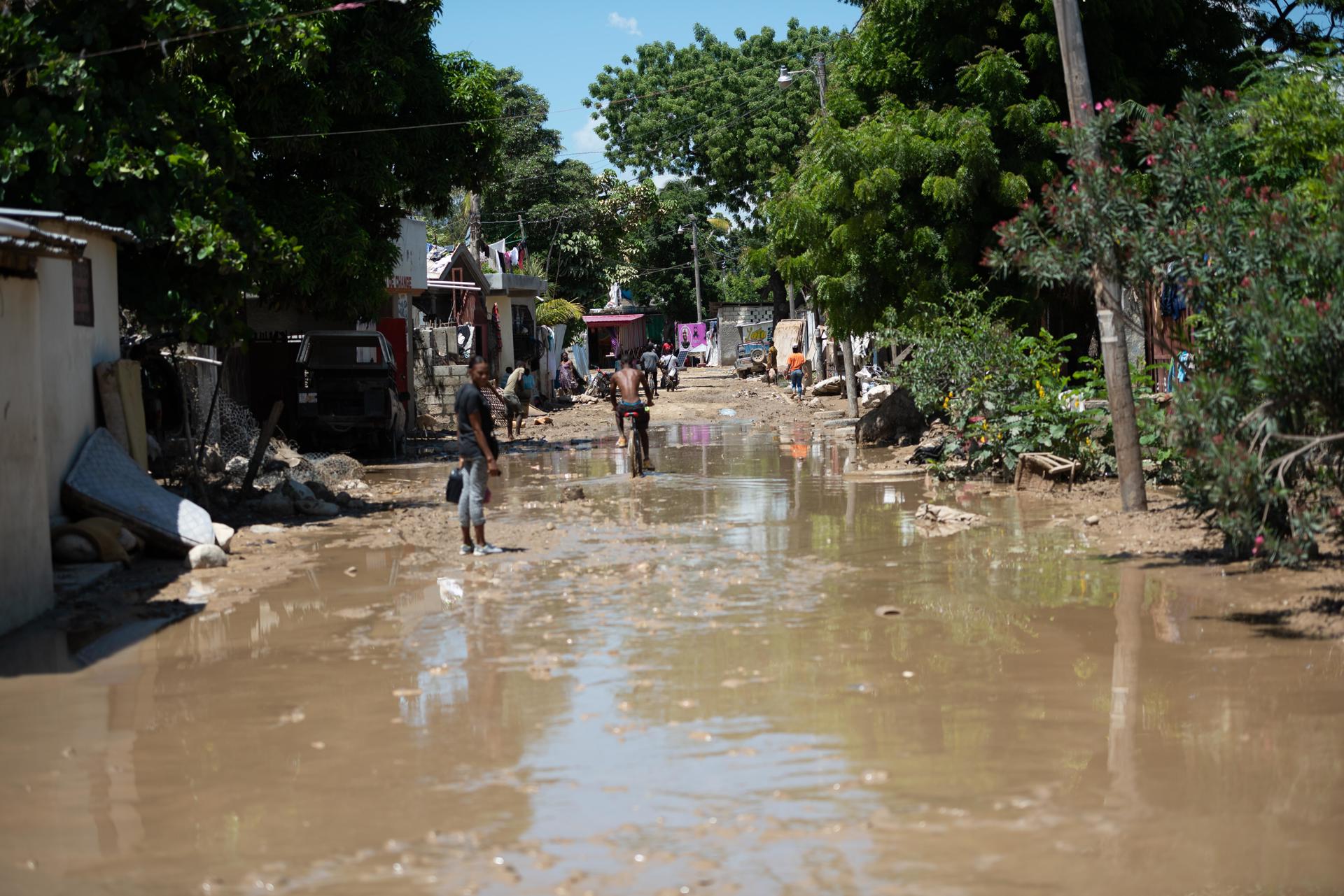 Fotografía de una calle inundada por agua y lodo, hoy, en Tabarré (Haití). EFE/ Johnson Sabin
