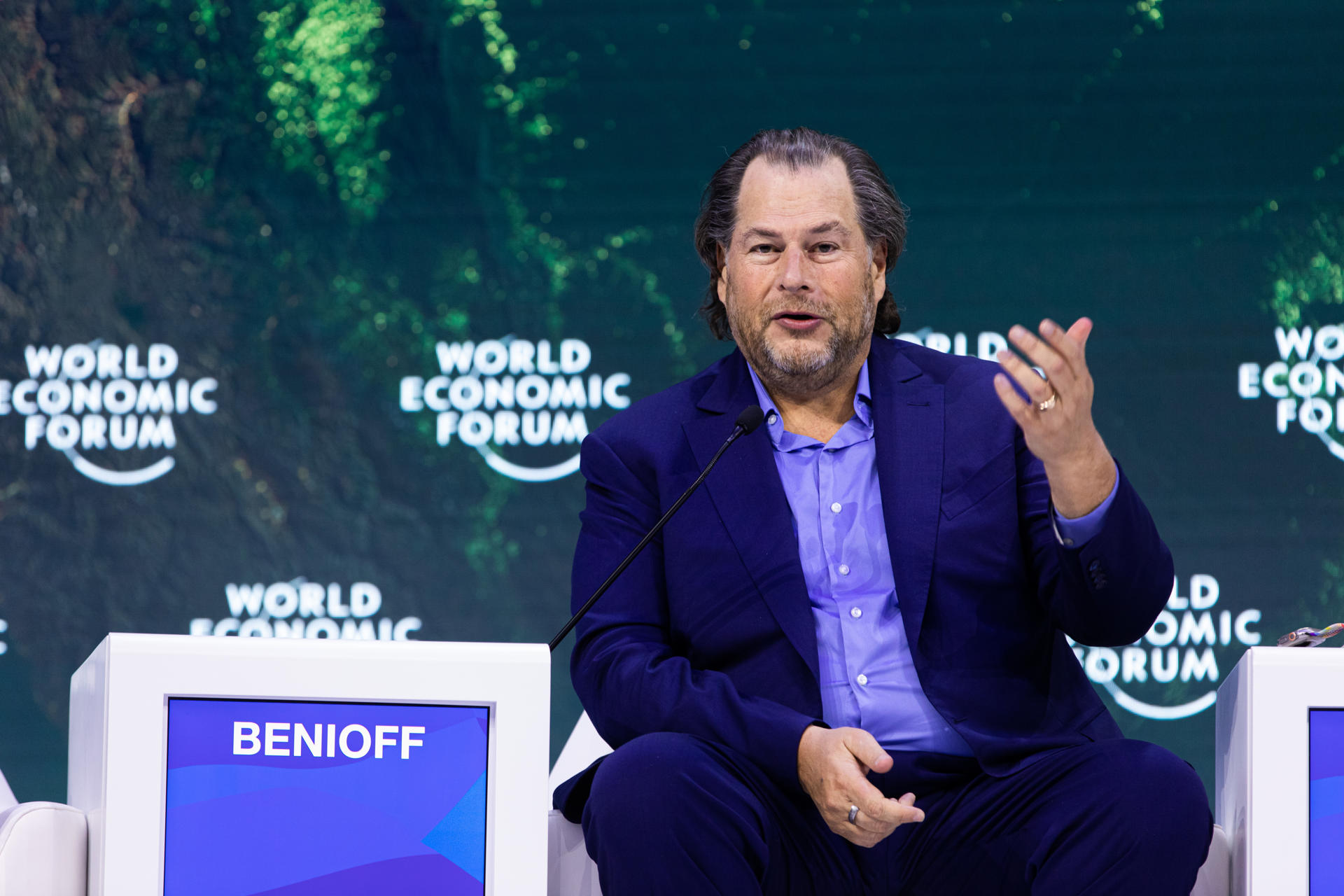 Salesforce apuesta por una IA generativa que proteja la información de sus clientes Fotografía de archivo del 18 de enero de 2023 cedida por el Foro Económico Mundial donde aparece el director ejecutivo de la empresa Salesforce, Marc Benioff, mientras habla durante la sesión "Liderando la carga a través de la nueva normalidad de la Tierra" en la reunión anual del Foro Económico Mundial 2023 en Davos-Klosters, Suiza. EFE/Jakob Polacsek/Foro Económico Mundial /SOLO USO EDITORIAL/SOLO DISPONIBLE PARA ILUSTRAR LA NOTICIA QUE ACOMPAÑA (CRÉDITO OBLIGATORIO)