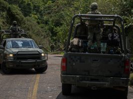 Miembros del Ejercito Mexicano resguardan carreteras debido a la violencia desatada en Chenalhó en el municipio de San Cristóbal de las Casas, Chiapas (México). EFE/ Carlos López
