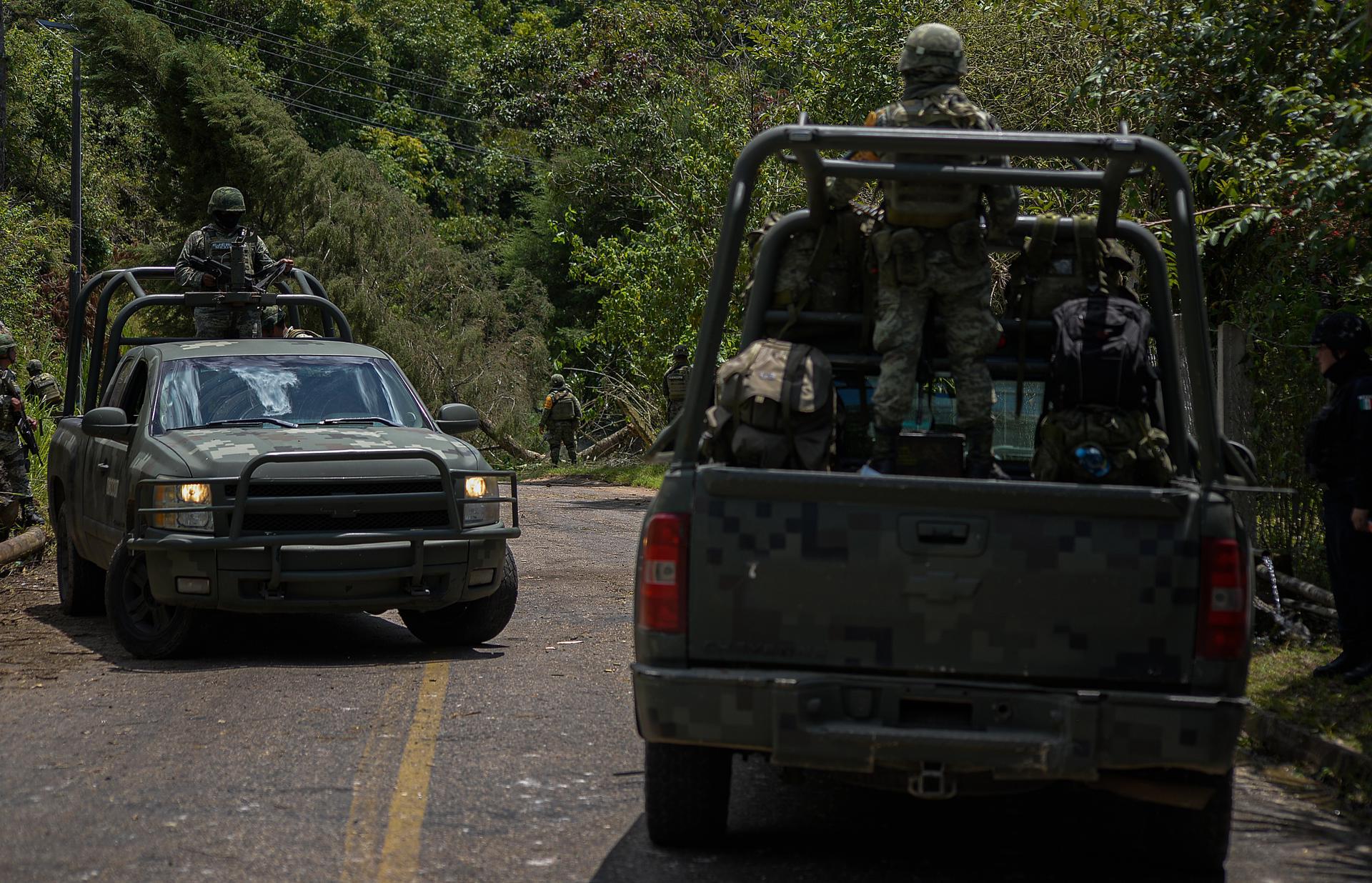 Miembros del Ejercito Mexicano resguardan carreteras debido a la violencia desatada en Chenalhó en el municipio de San Cristóbal de las Casas, Chiapas (México). EFE/ Carlos López
