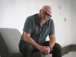 El director, productor y fotógrafo de cine documental mexicano Everardo González posa durante una entrevista con EFE, el 5 de junio de 2023, en el marco de la 38 edición del Festival Internacional de Cine de Guadalajara, en Guadalajara (México). EFE/Francisco Guasco
