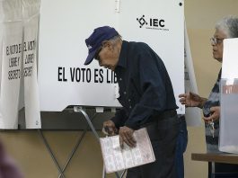 Ciudadanos asisten a votar en las elecciones del estado de Coahuila hoy, en un colegio electoral en Saltillo (México). EFE/ Antonio Ojeda
