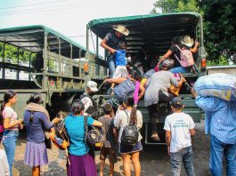 Integrantes del Ejercito Mexicano, trasladan a personas desplazadas por el narcotráfico hoy, al municipio mexicano de Frontera Comalapa, estado de Chiapas,(México). EFE/Carlos López
